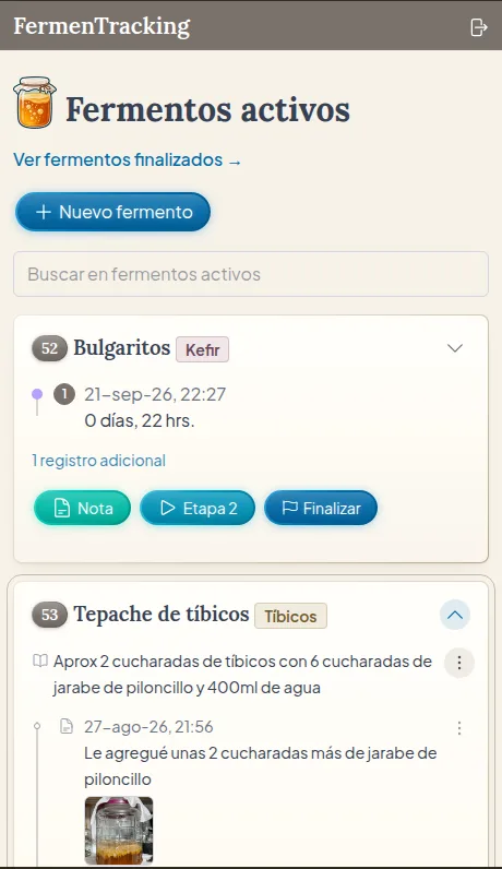 FermenTracking en el teléfono: la lista de fermentos activos, con un kéfir colapsado y un tepache de tíbicos abierto, que muestra su descripción y una nota con foto